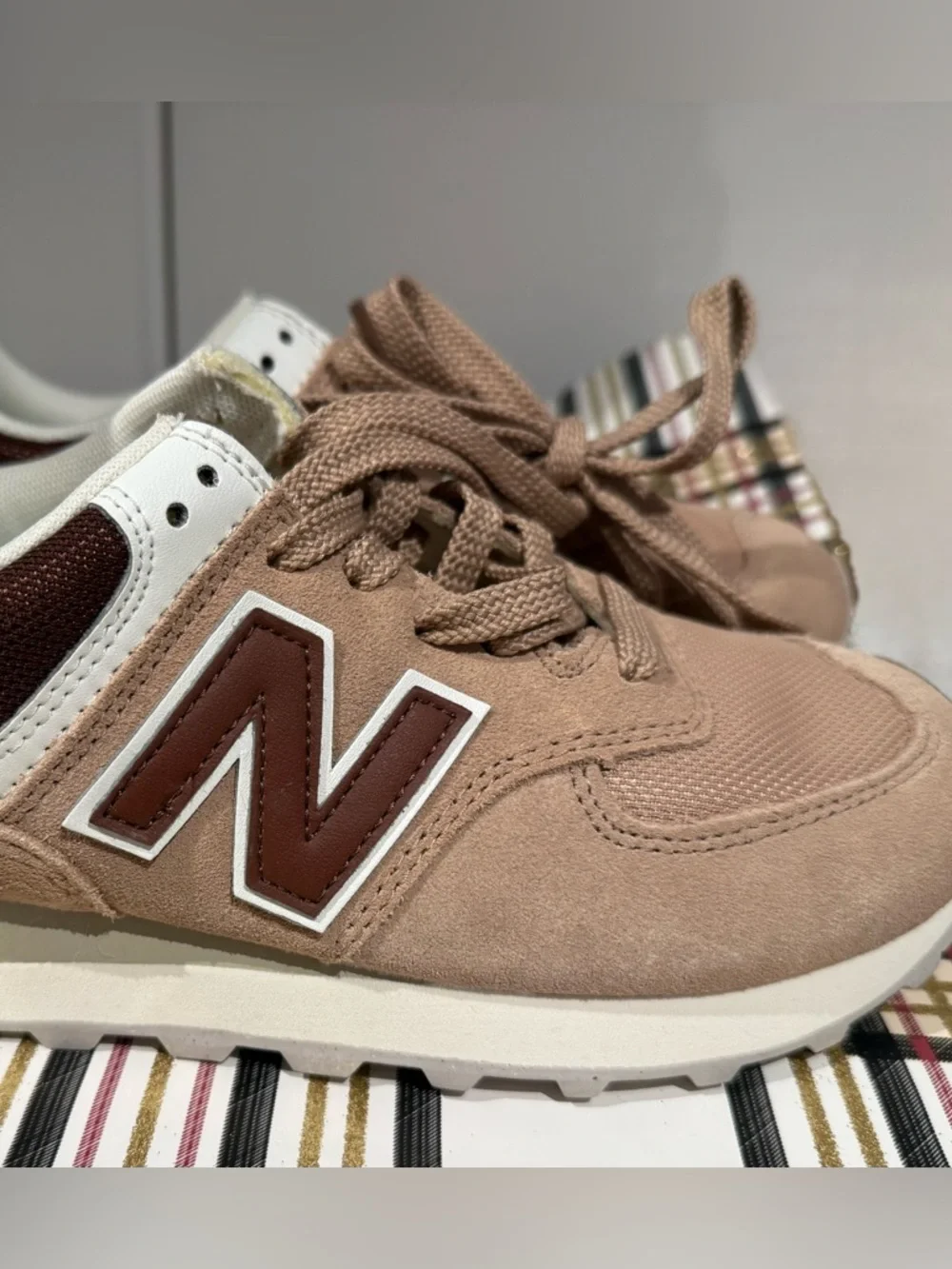New Balance 574 Sneaker in Dusty brownish rose  and White suede shoe - Picture 6 of 6